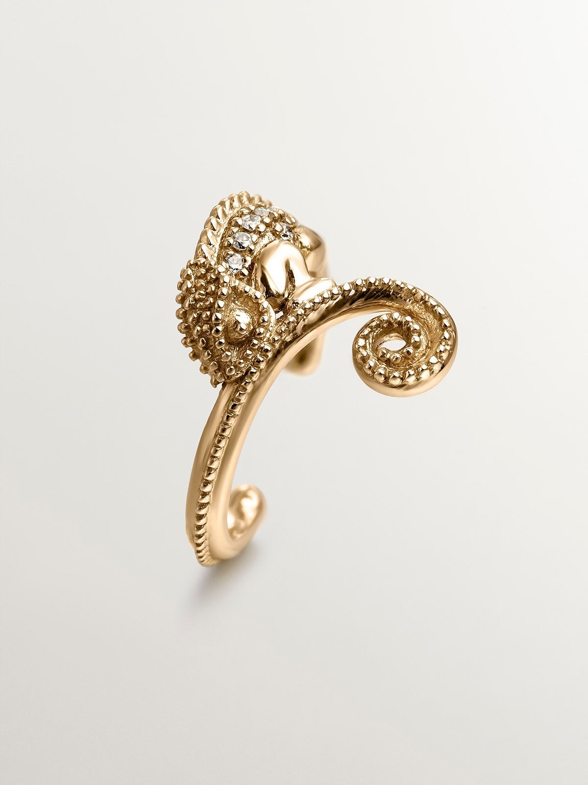 Pendiente earcuff de oro amarillo de 18K con diamante ISI2 con forma de camaleón