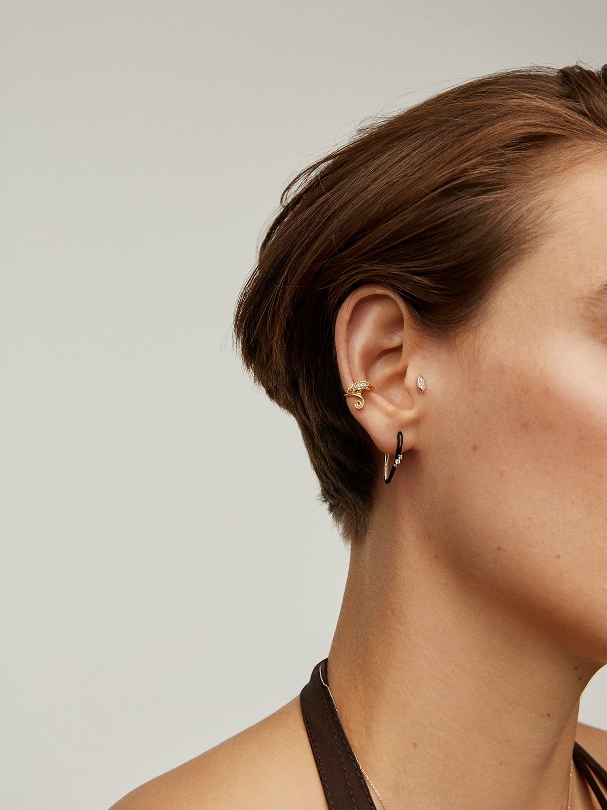 Pendiente earcuff de oro amarillo de 18K con diamante ISI2 con forma de camaleón