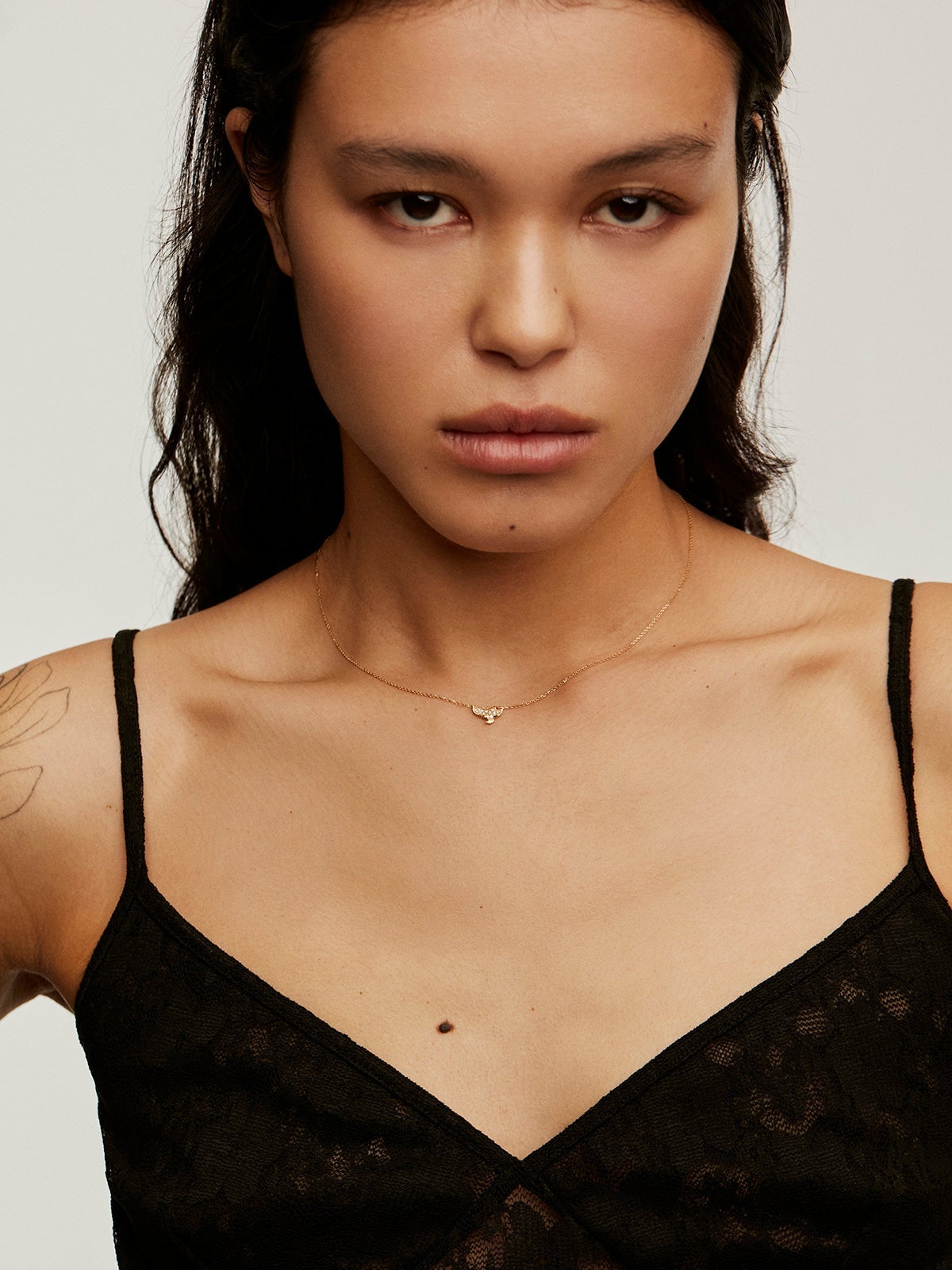 Colgante de oro amarillo de 18K con forma de águila y diamantes