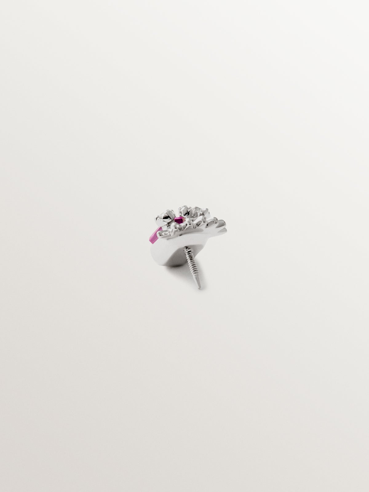 Piercing de oro blanco de 18K con zafiro rosa y diamantes