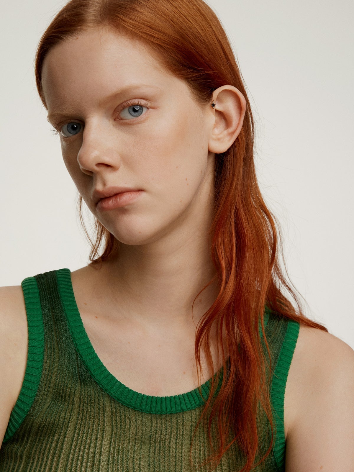 Piercing de oro amarillo de 18K con forma de escarabajo con ónix y diamantes