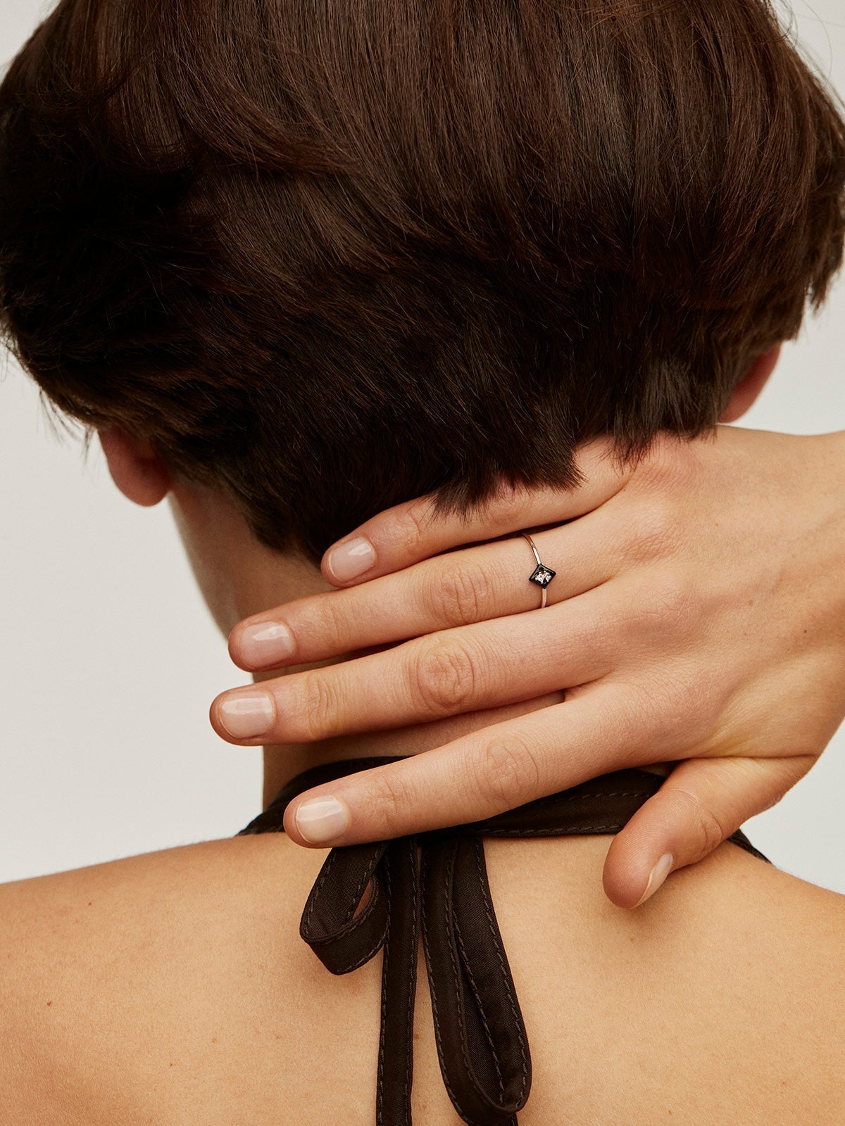 Anillo de oro blanco de 18K con diamantes y esmalte negro