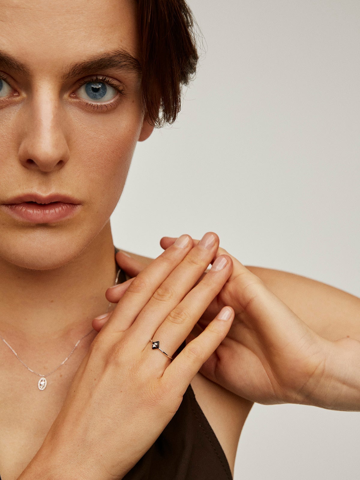 Anillo de oro blanco de 18K con diamantes y esmalte negro