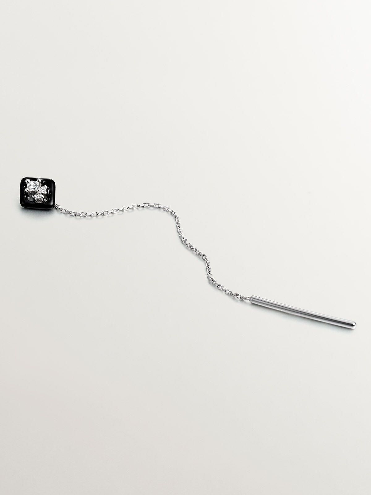Pendiente individual de cadena de oro blanco de 18K con diamantes y esmalte negro