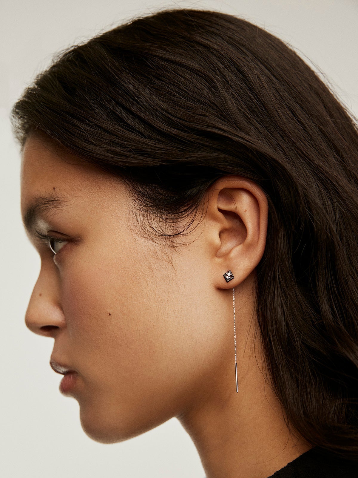 Pendiente individual de cadena de oro blanco de 18K con diamantes y esmalte negro