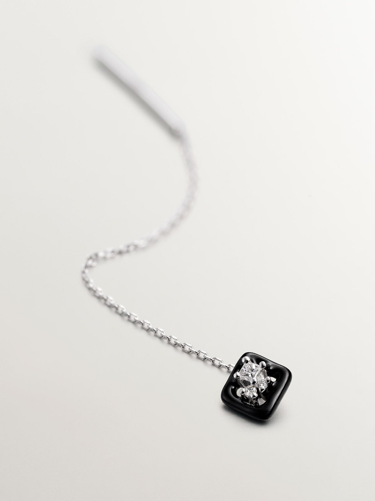Pendiente individual de cadena de oro blanco de 18K con diamantes y esmalte negro