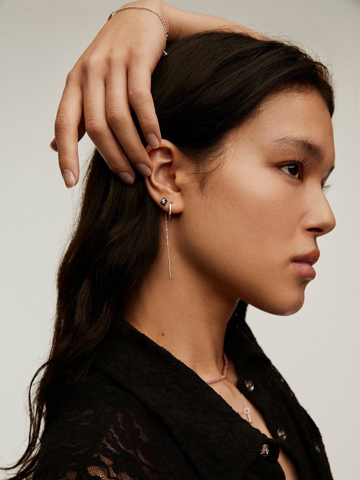 Pendiente individual de cadena de oro blanco de 18K con diamantes y esmalte negro