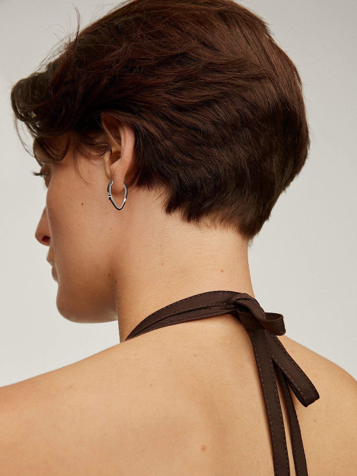 Pendiente individual de oro blanco de 18K con esmalte negro y diamantes