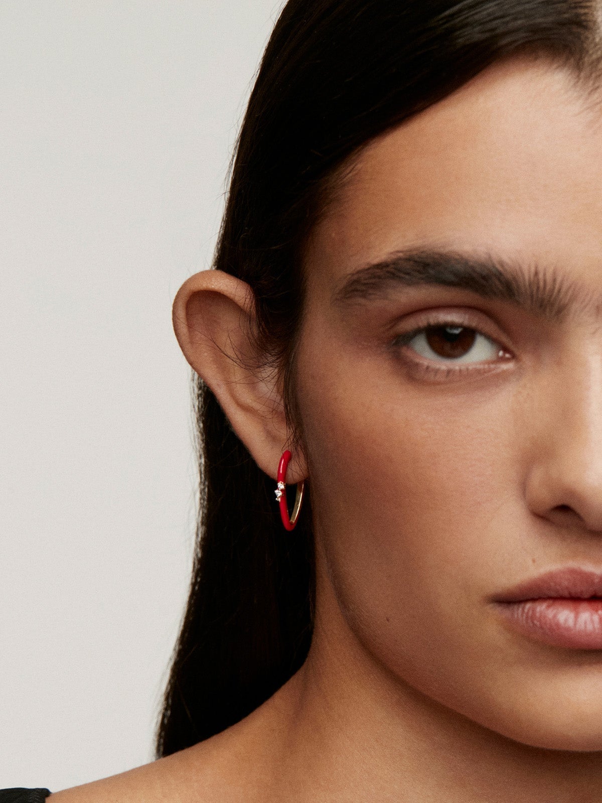 Pendiente individual de oro blanco de 18K con esmalte rosa y diamantes