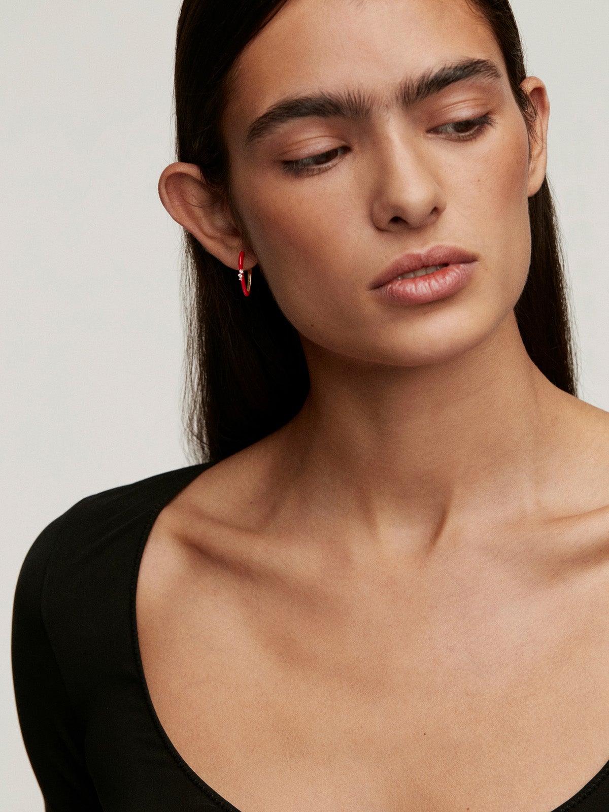 Pendiente individual de oro blanco de 18K con esmalte rosa y diamantes