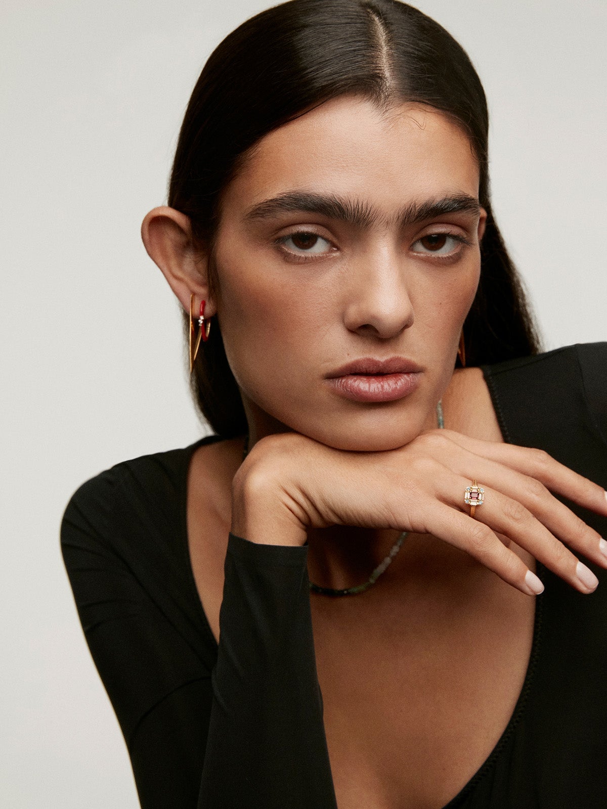 Pendiente individual de oro blanco de 18K con esmalte rosa y diamantes