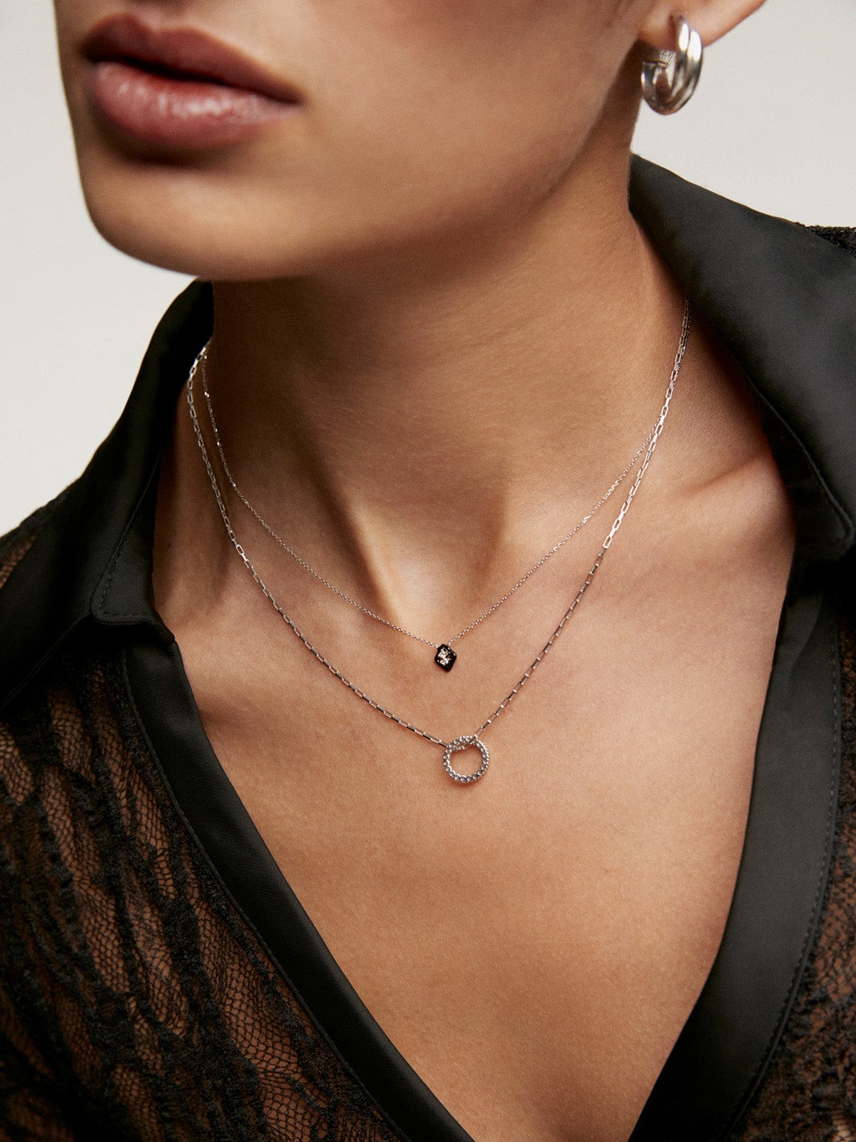 Colgante de oro blanco de 18K con esmalte negro y diamante