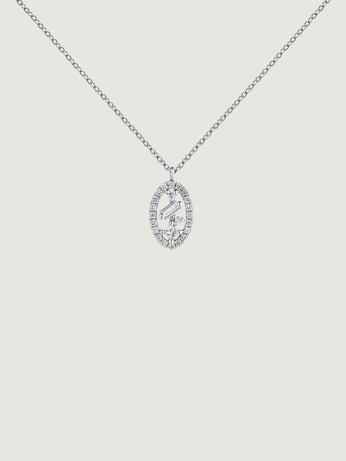 Colgante de oro blanco de 18K con óvalo de diamantes