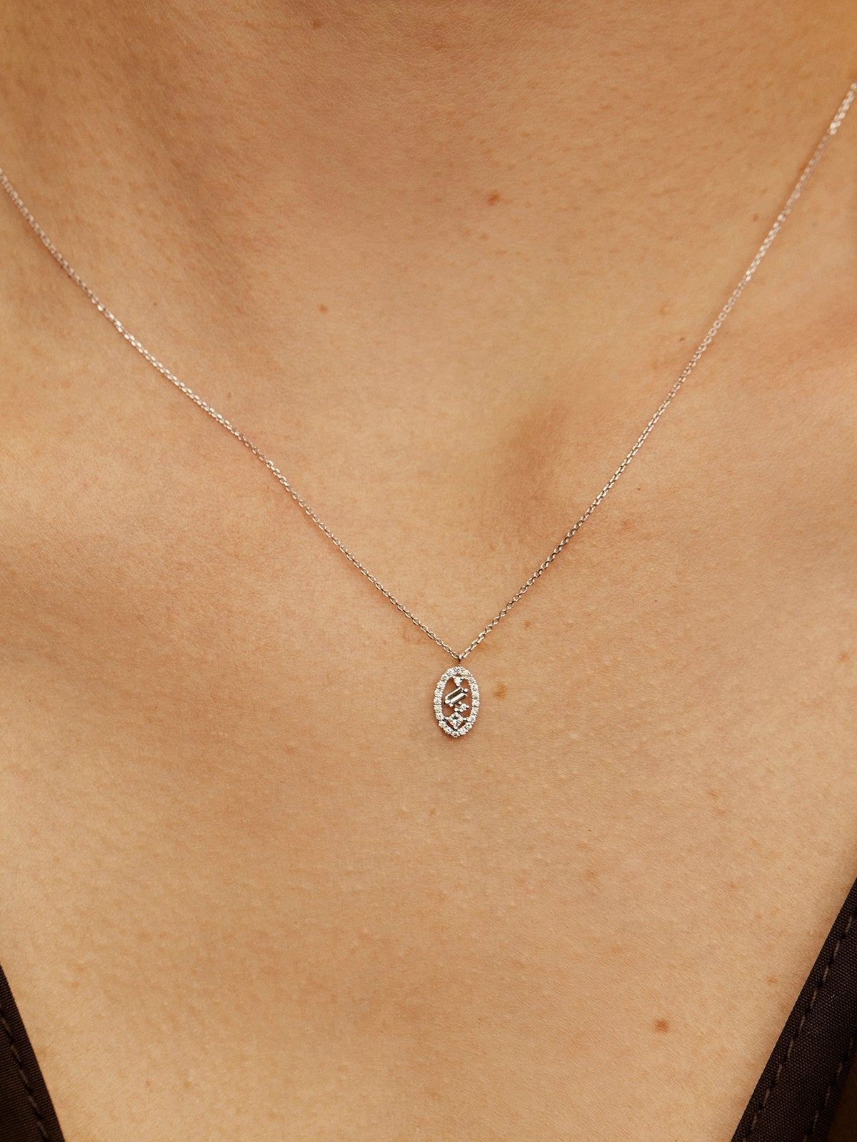 Colgante de oro blanco de 18K con óvalo de diamantes