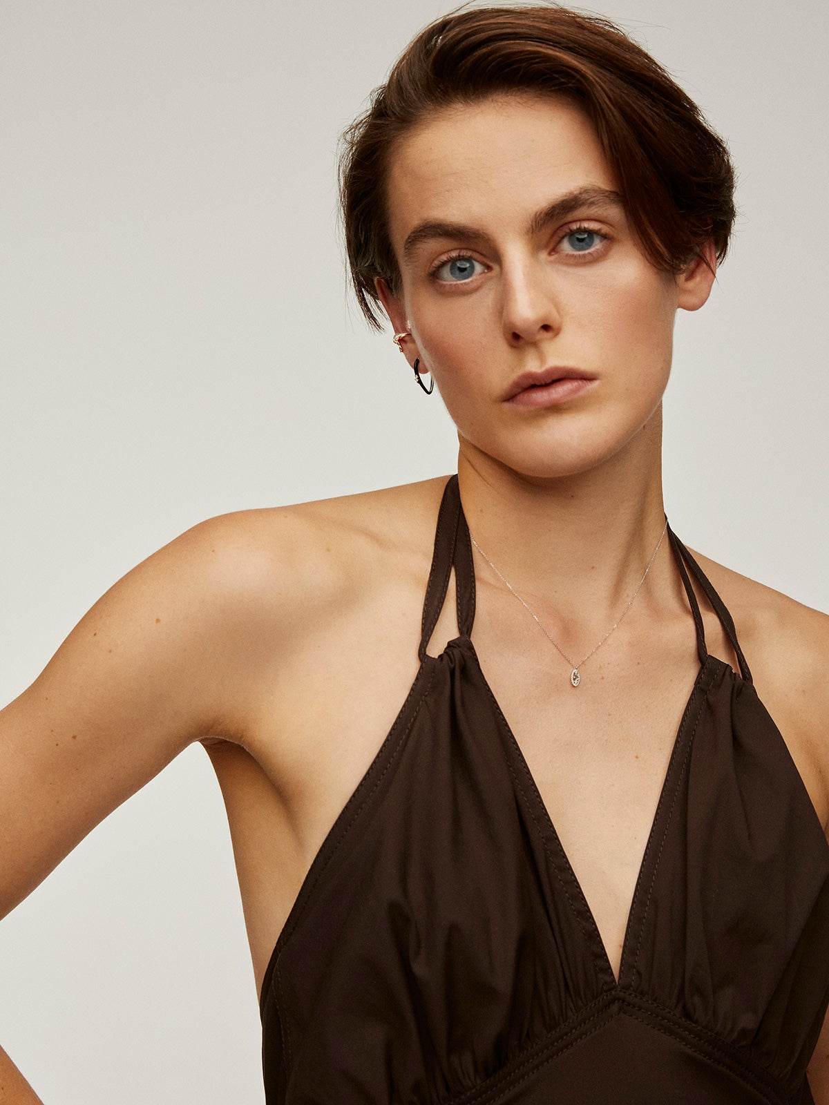 Colgante de oro blanco de 18K con óvalo de diamantes