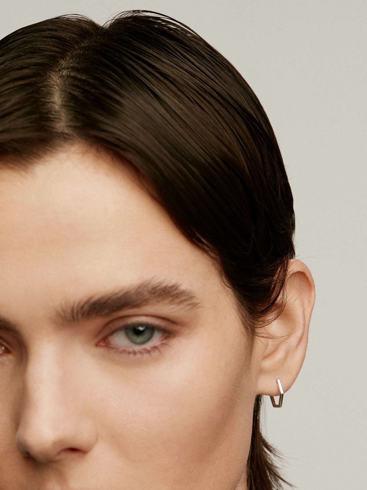 Pendiente individual de aro de oro blanco de 9K con forma hexagonal