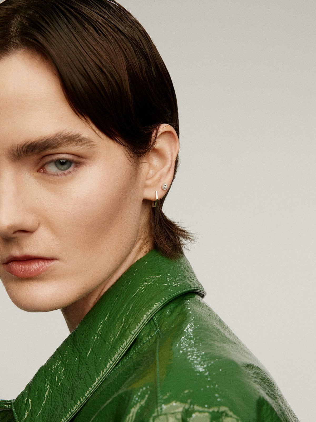 Pendiente individual de aro de oro blanco de 9K con forma hexagonal