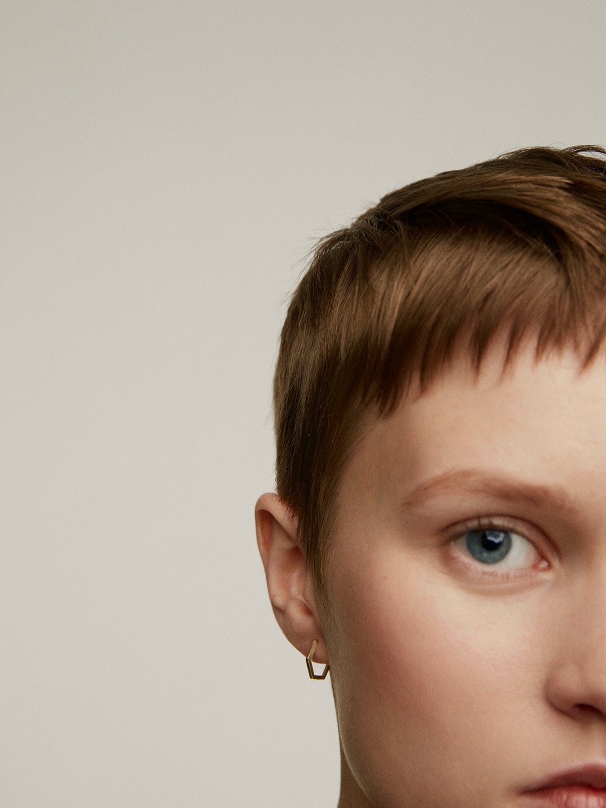 Pendiente individual de aro de oro amarillo de 9K con forma hexagonal