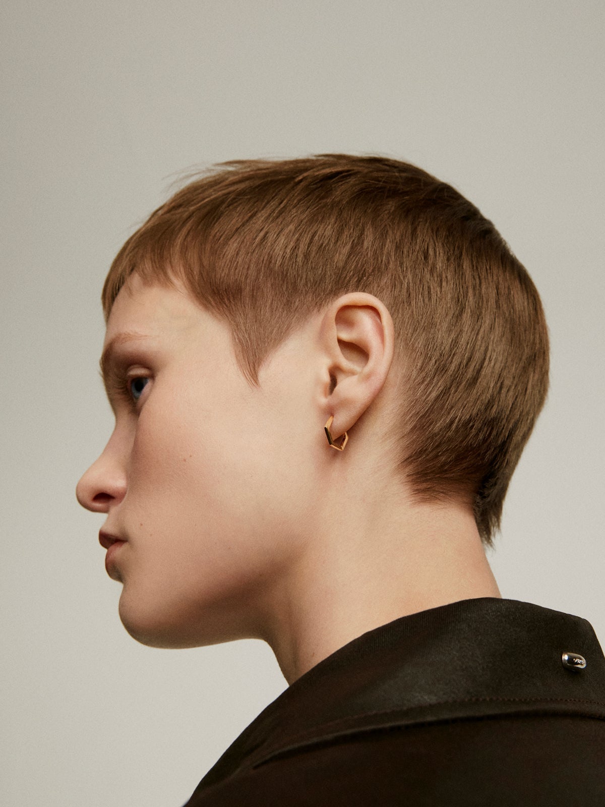 Pendiente individual de aro de oro rosa de 9K con forma hexagonal