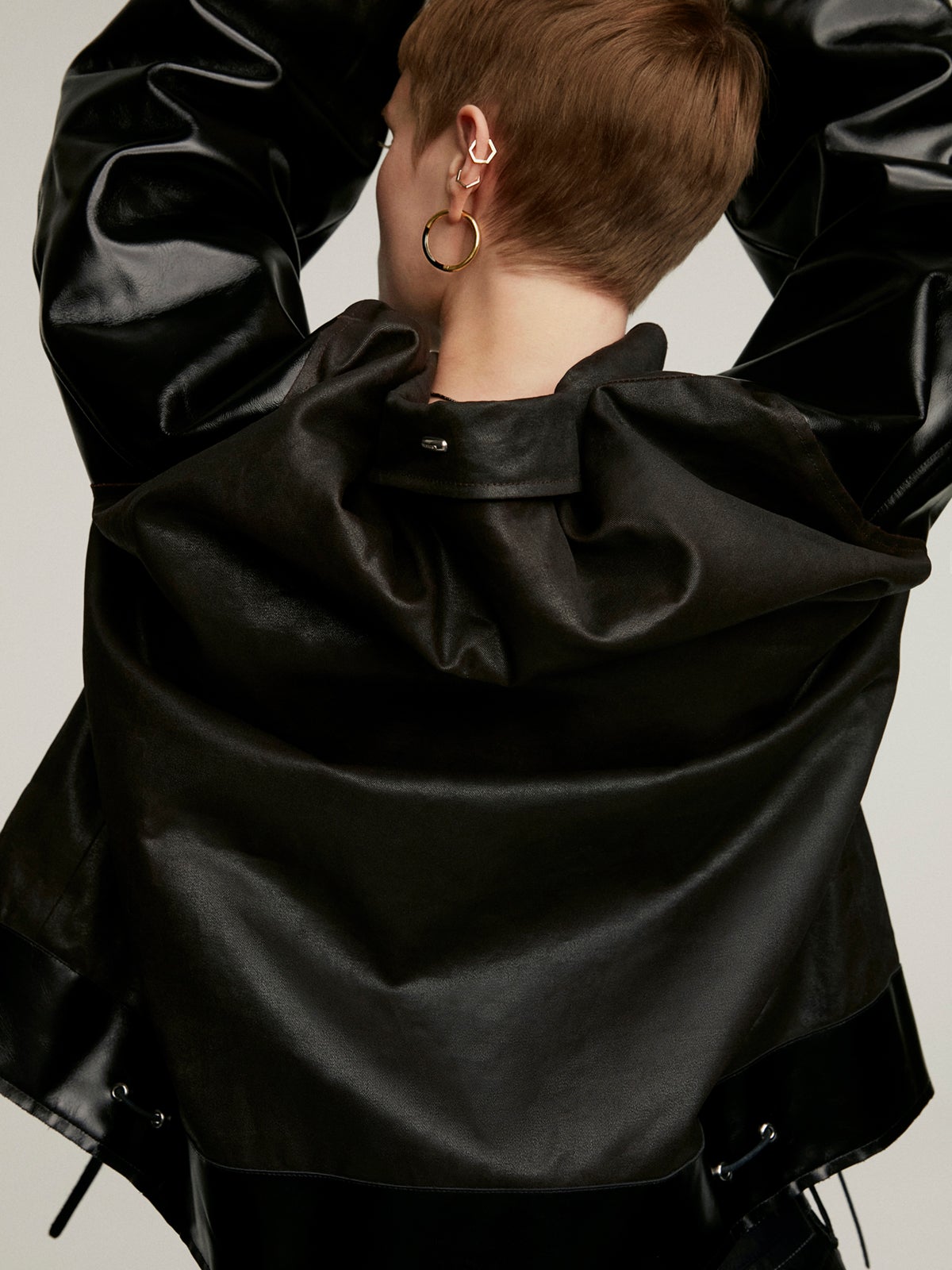 Pendiente individual de aro de oro rosa de 9K con forma hexagonal