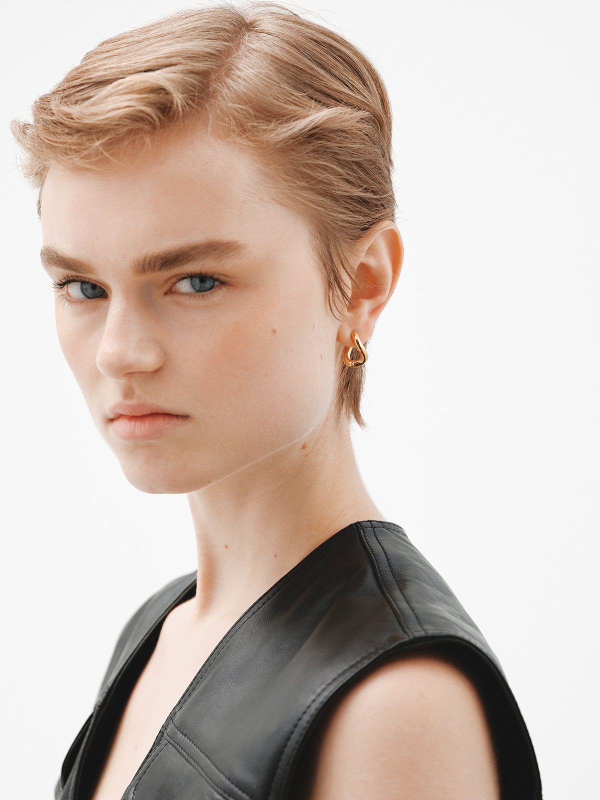 Pendientes de aro medianos gruesos de plata 925 bañada en oro amarillo de 18K con forma ondulada