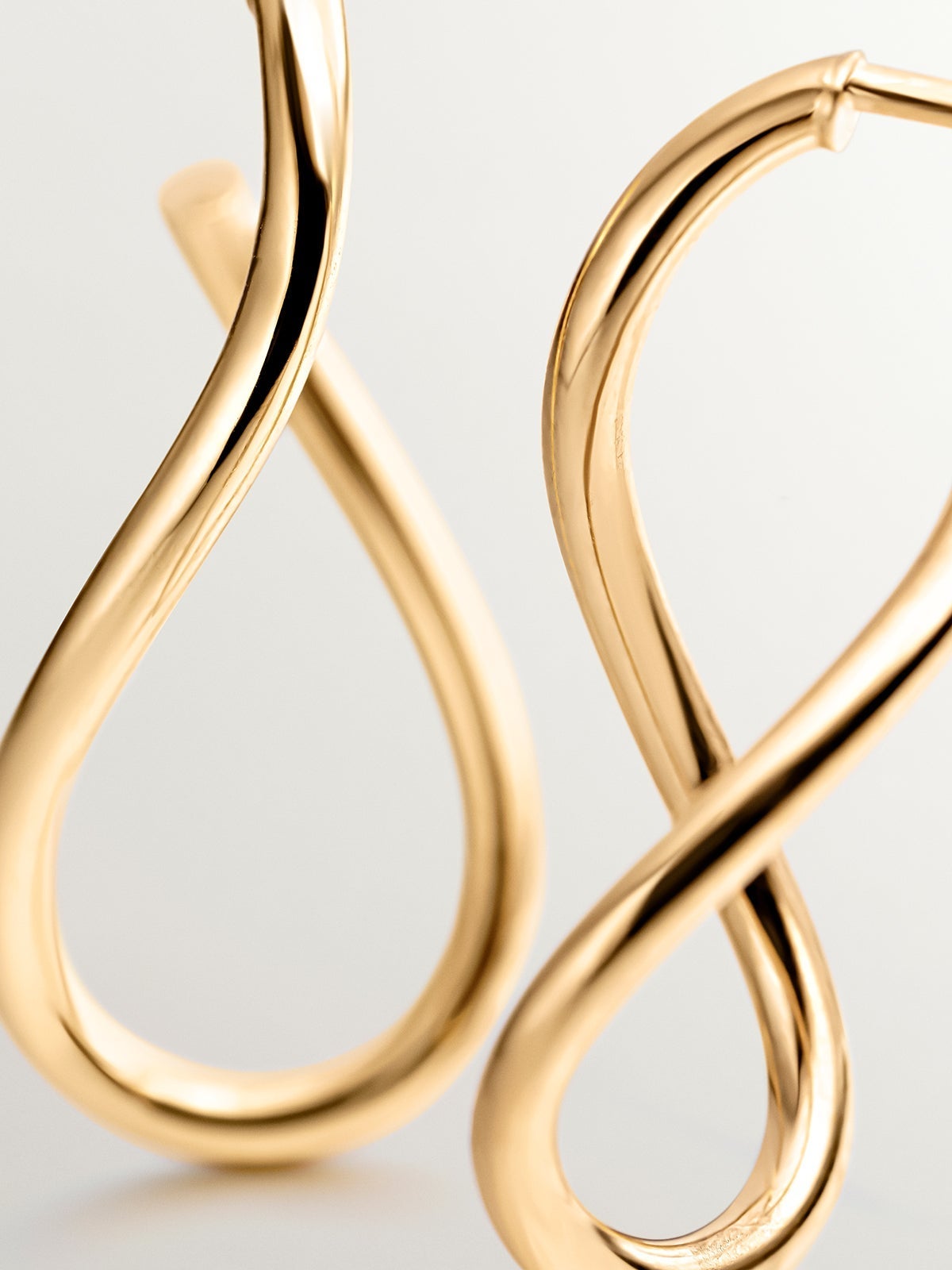 Pendientes de aro ondulados medianos de plata 925 bañada en oro amarillo de 18K