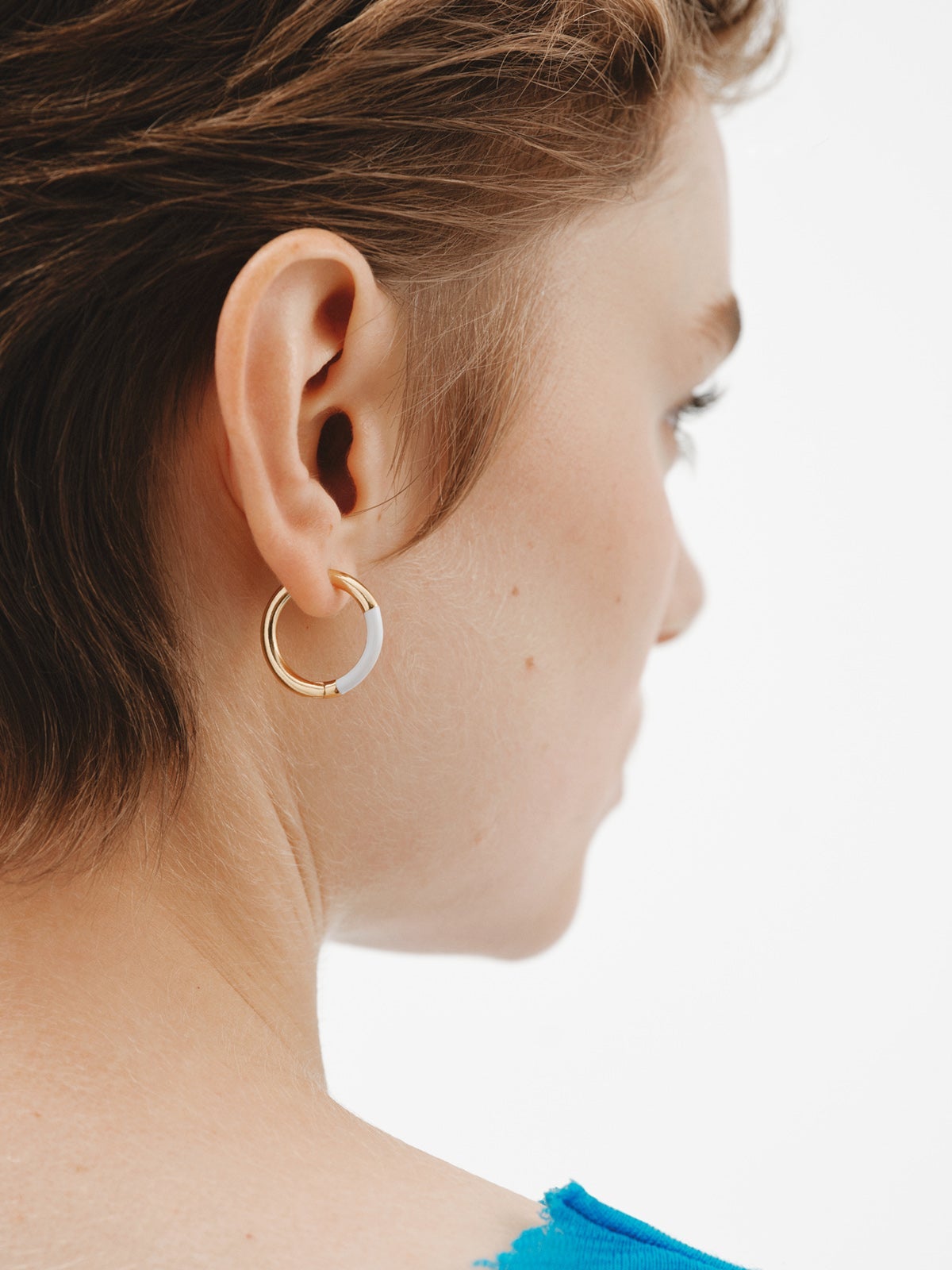 Pendientes de aro mediano de plata 925 bañada en oro amarillo de 18K con esmalte blanco