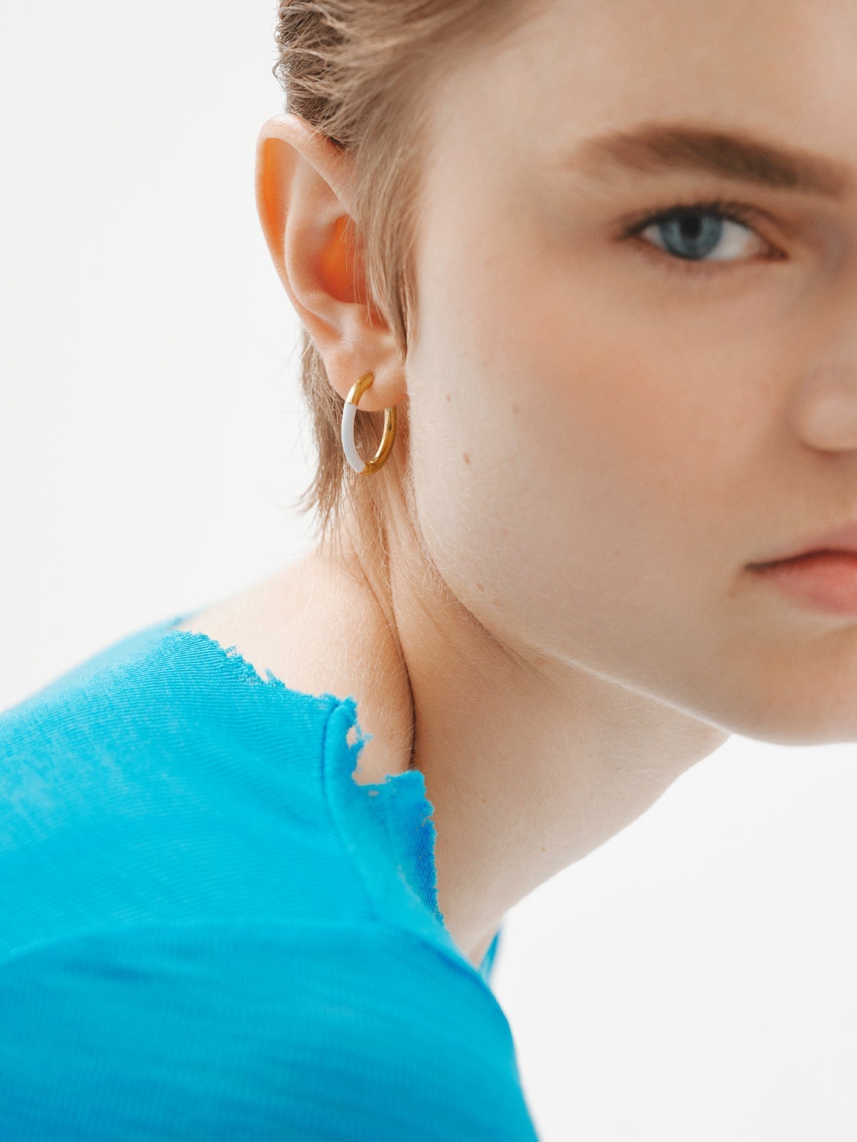 Pendientes de aro mediano de plata 925 bañada en oro amarillo de 18K con esmalte blanco