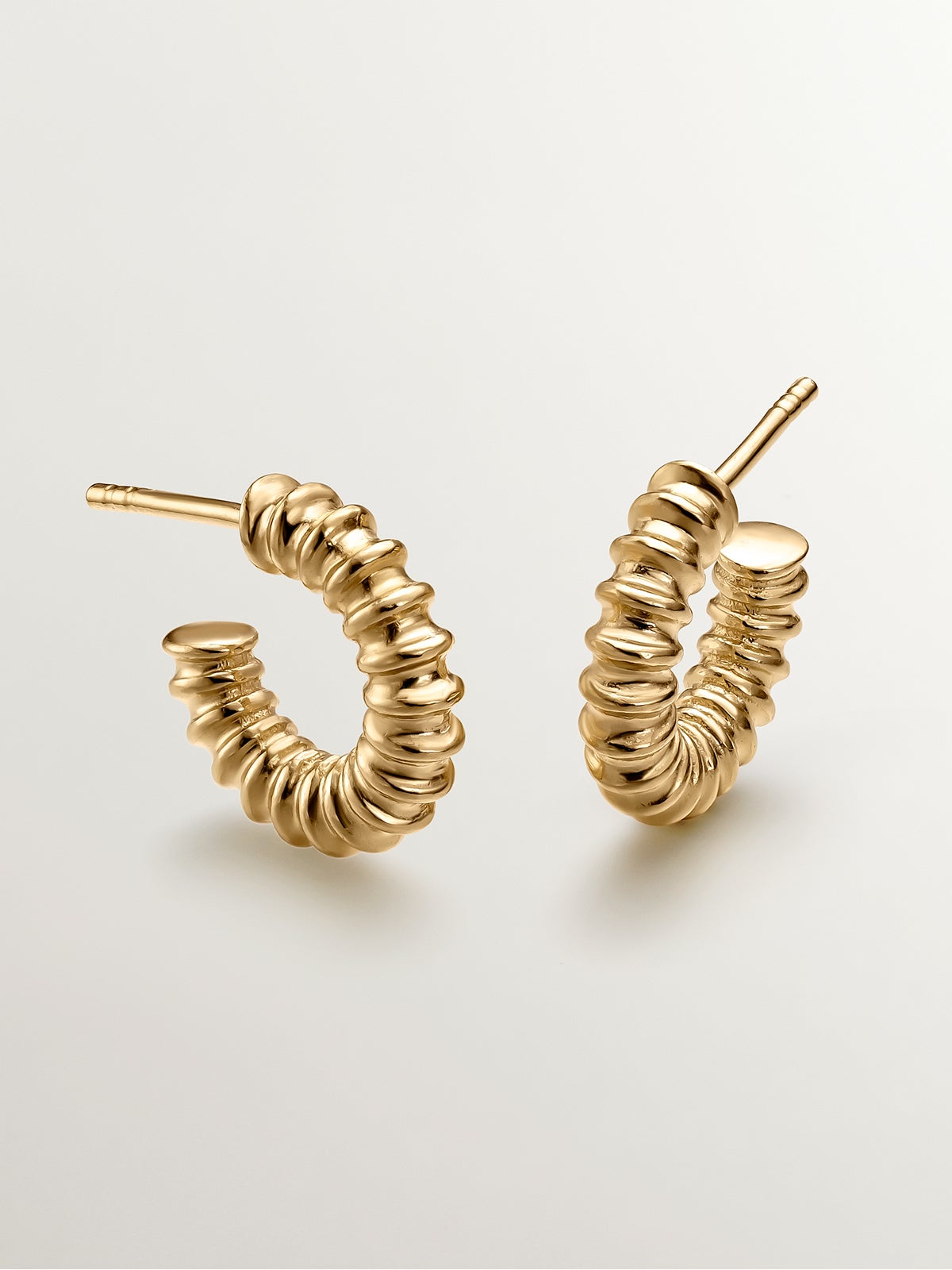Pendientes de aro pequeños de plata 925 bañada en oro amarillo de 18K con acabado en relieve
