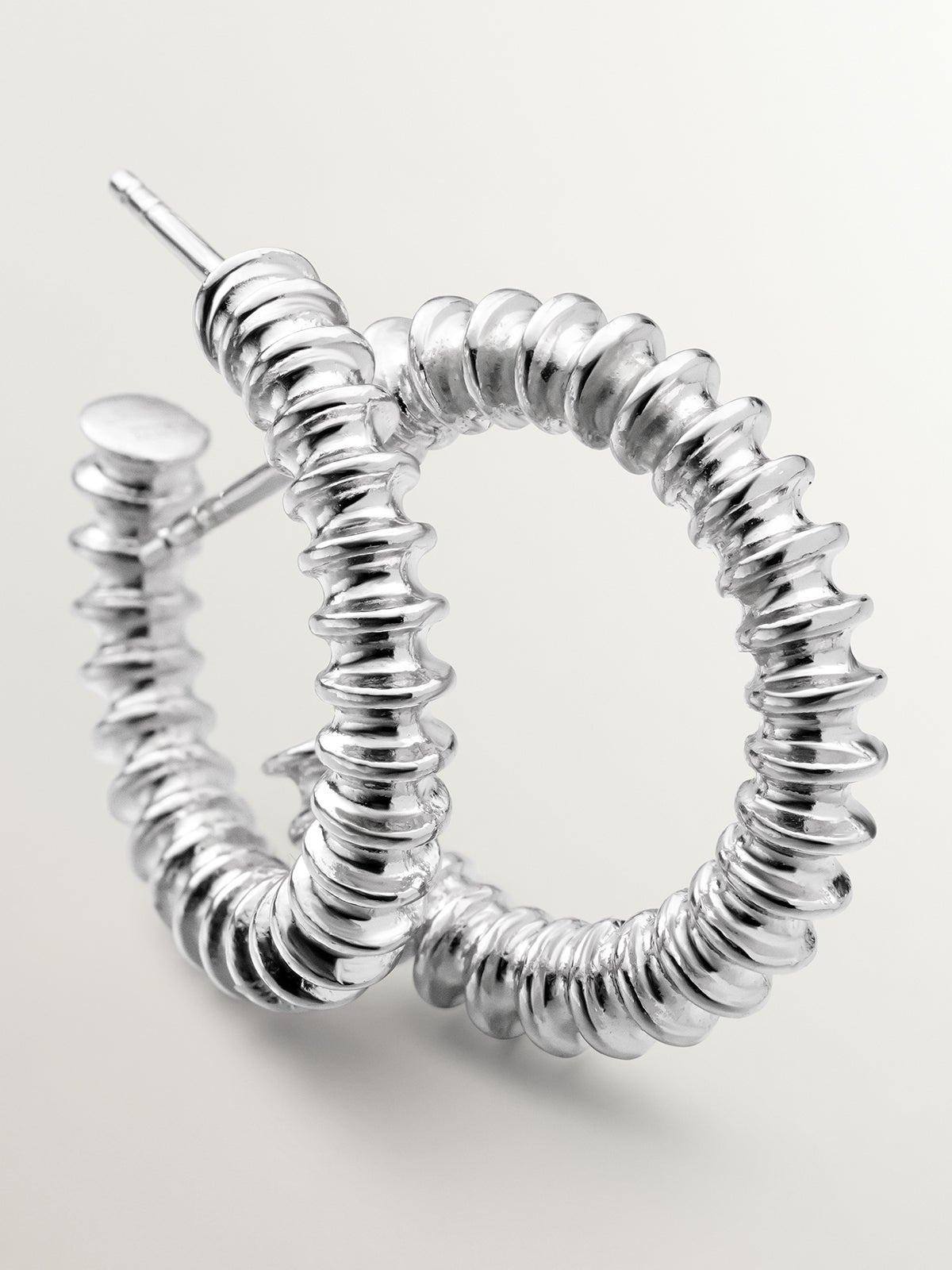 Pendientes de aro medianos de plata 925 con acabado en relieve