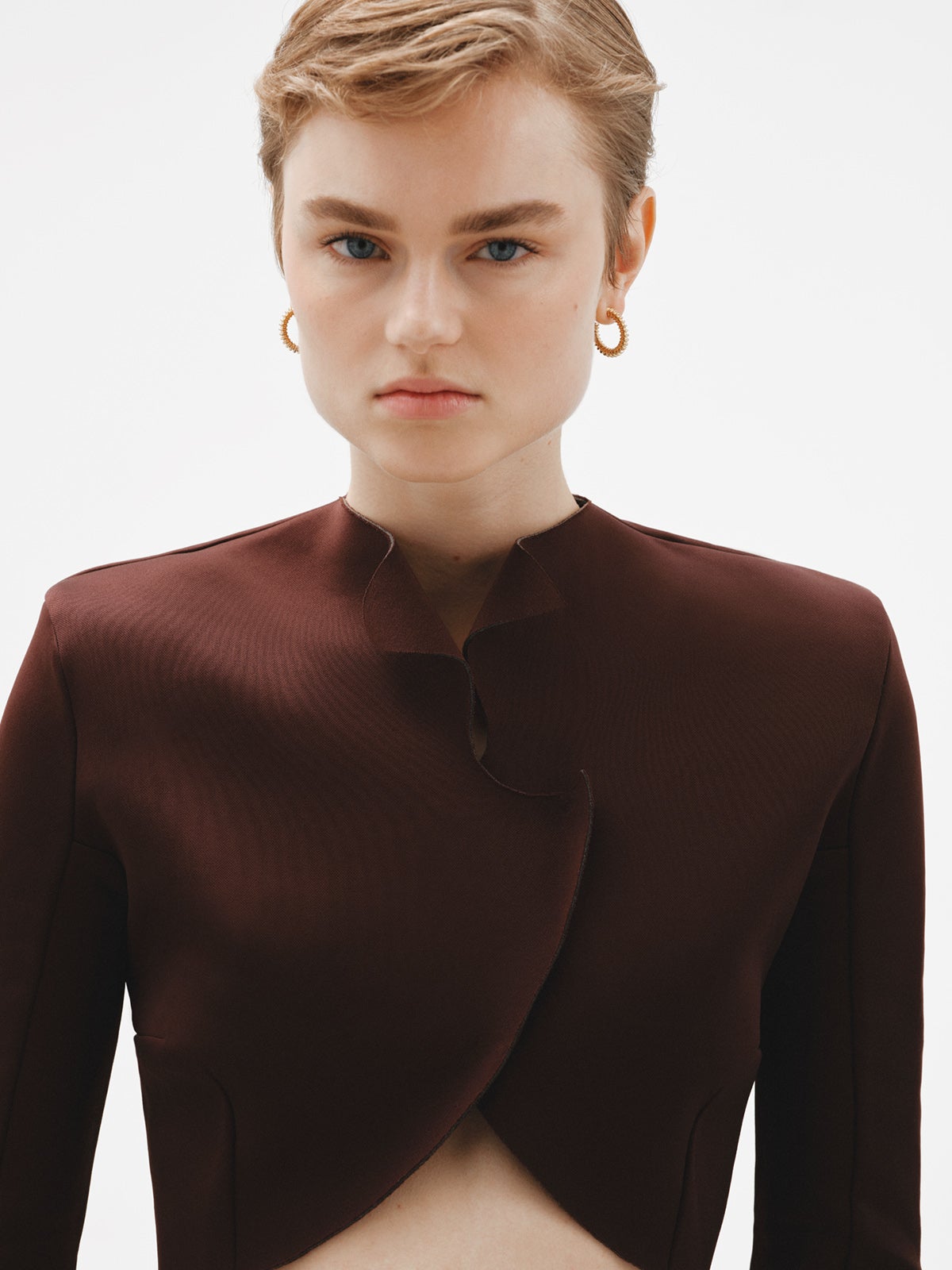 Pendientes de aro medianos de plata 925 bañada en oro amarillo de 18K con acabado en relieve