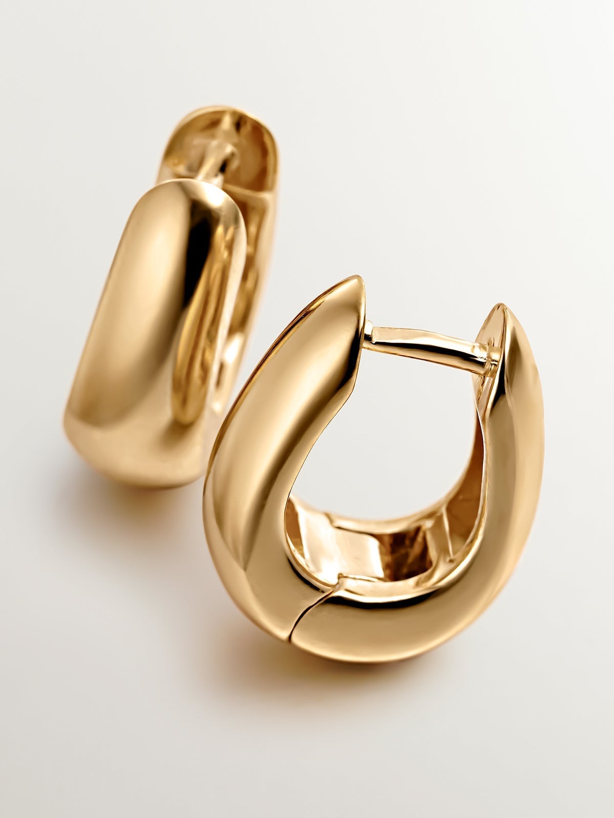 Pendientes de aro medianos gruesos de plata 925 bañada en oro amarillo de 18K con forma ovalada