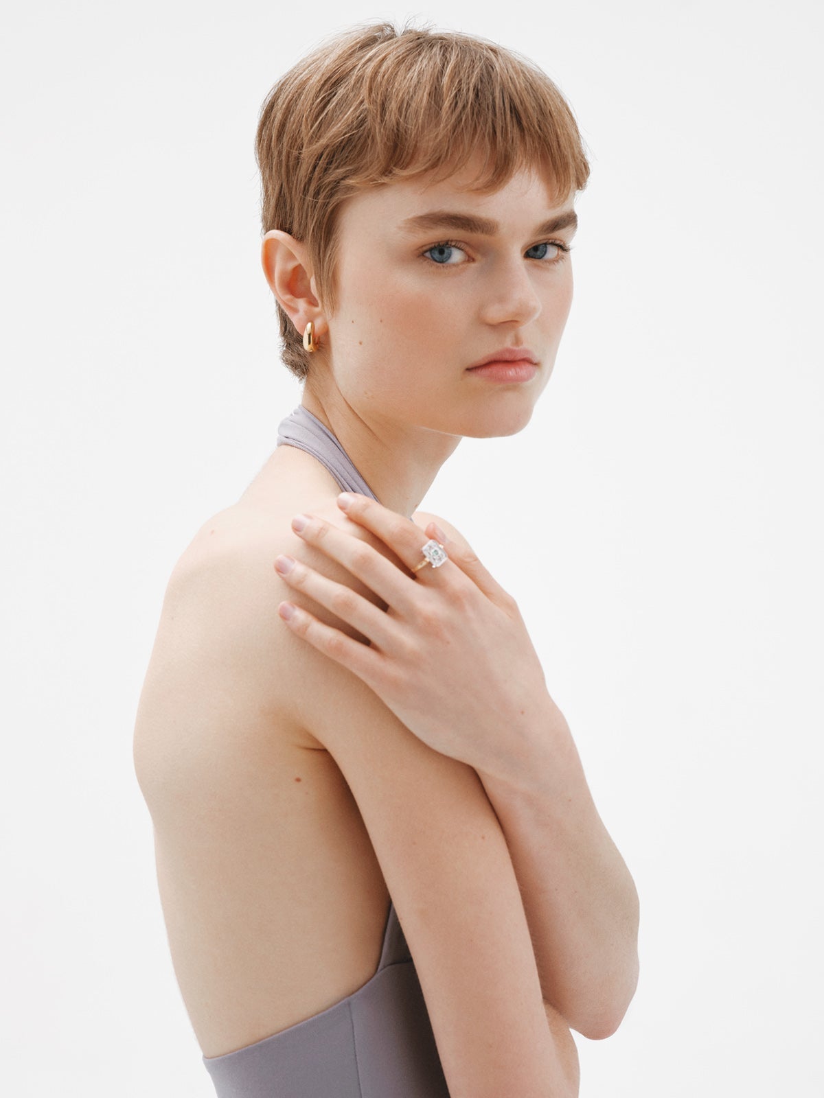 Pendientes de aro medianos gruesos de plata 925 bañada en oro amarillo de 18K con forma ovalada