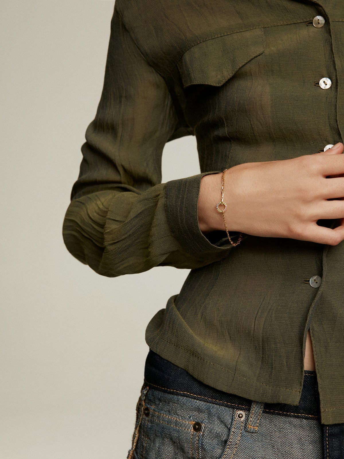 Pulsera de eslabones forza de plata 925 bañada en oro amarillo de 18K con aro de piedras multicolor