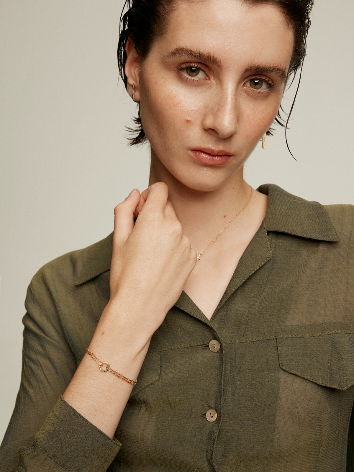 Pulsera de eslabones forza de plata 925 bañada en oro amarillo de 18K con aro de piedras multicolor