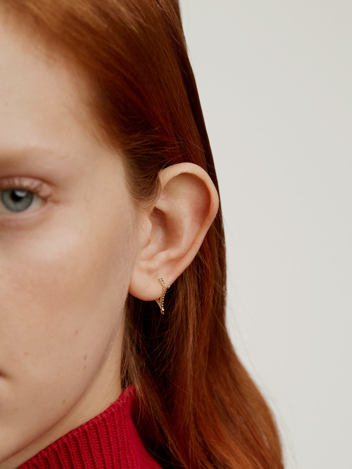 Pendiente individual de oro amarillo de 9K con forma de rombo