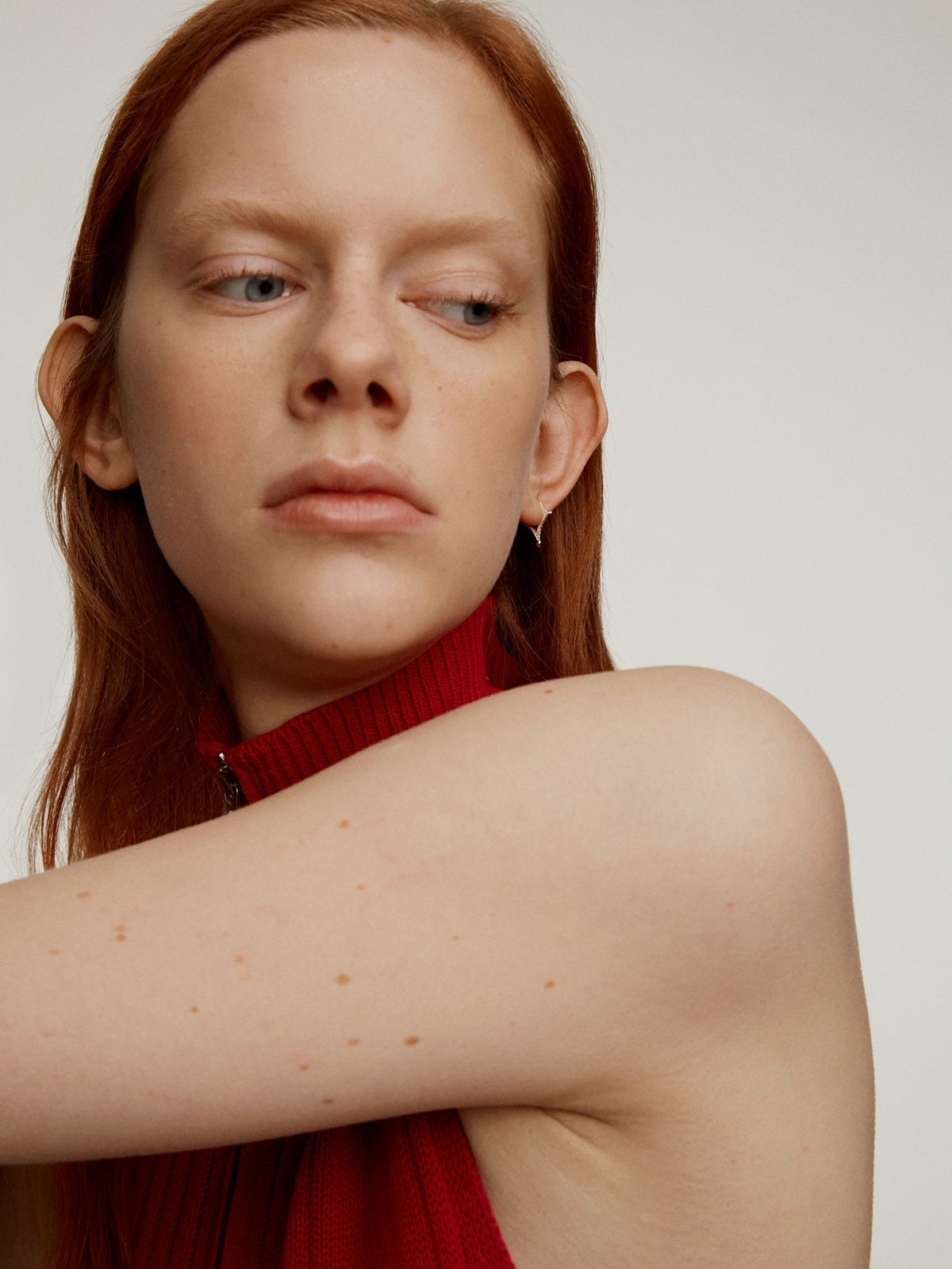 Pendiente individual de oro amarillo de 9K con forma de rombo