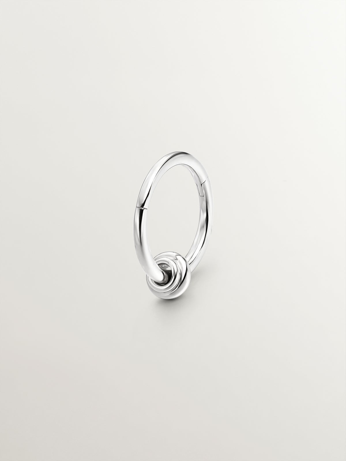 Pendiente individual de oro blanco de 18K