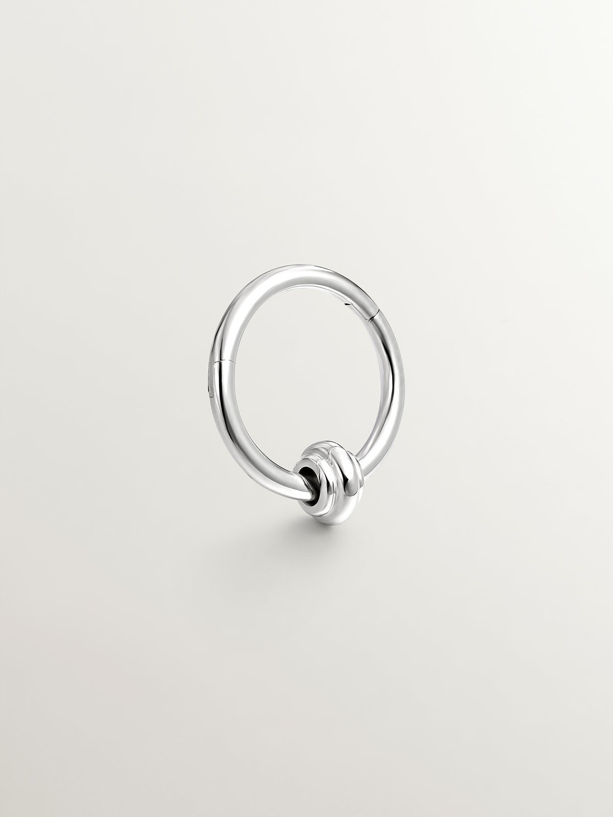 Pendiente individual de oro blanco de 18K