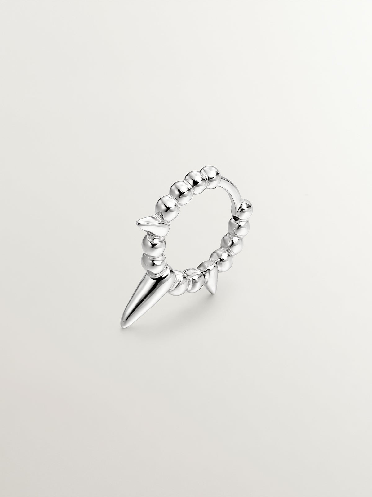 Pendiente individual de oro blanco de 9K con bolitas y pinchos