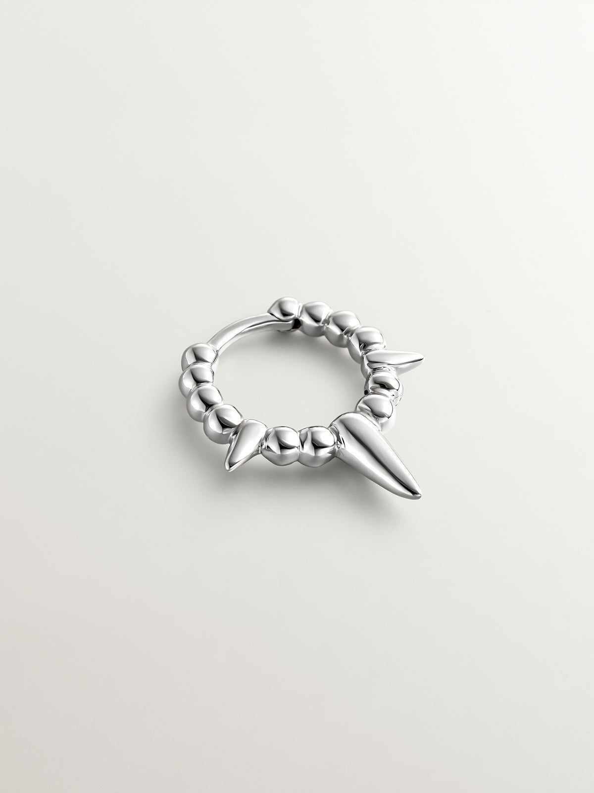 Pendiente individual de oro blanco de 9K con bolitas y pinchos