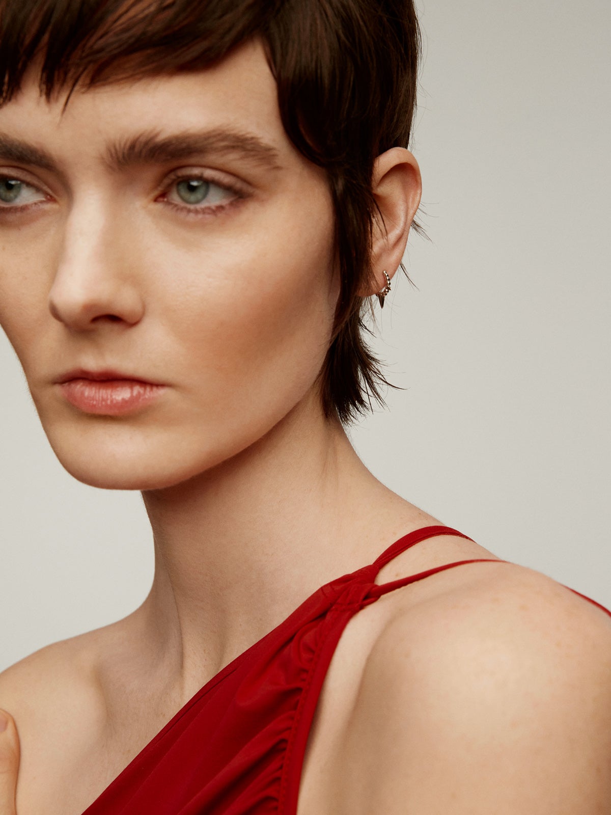 Pendiente individual de oro blanco de 9K con bolitas y pinchos