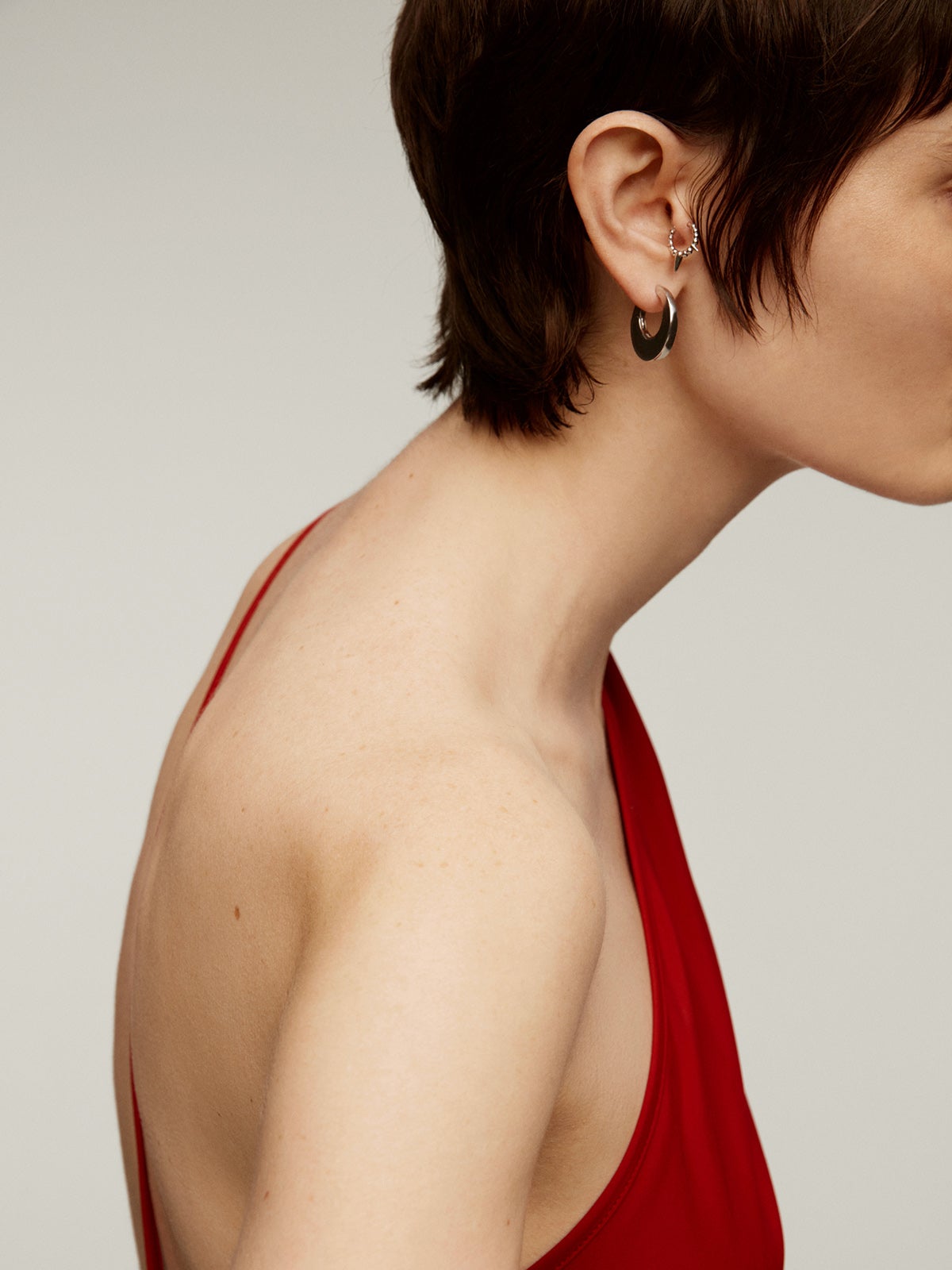 Pendiente individual de oro blanco de 9K con bolitas y pinchos