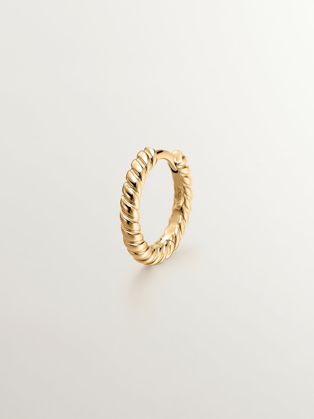 Pendiente individual de aro de oro blanco de 9K con textura gallonada