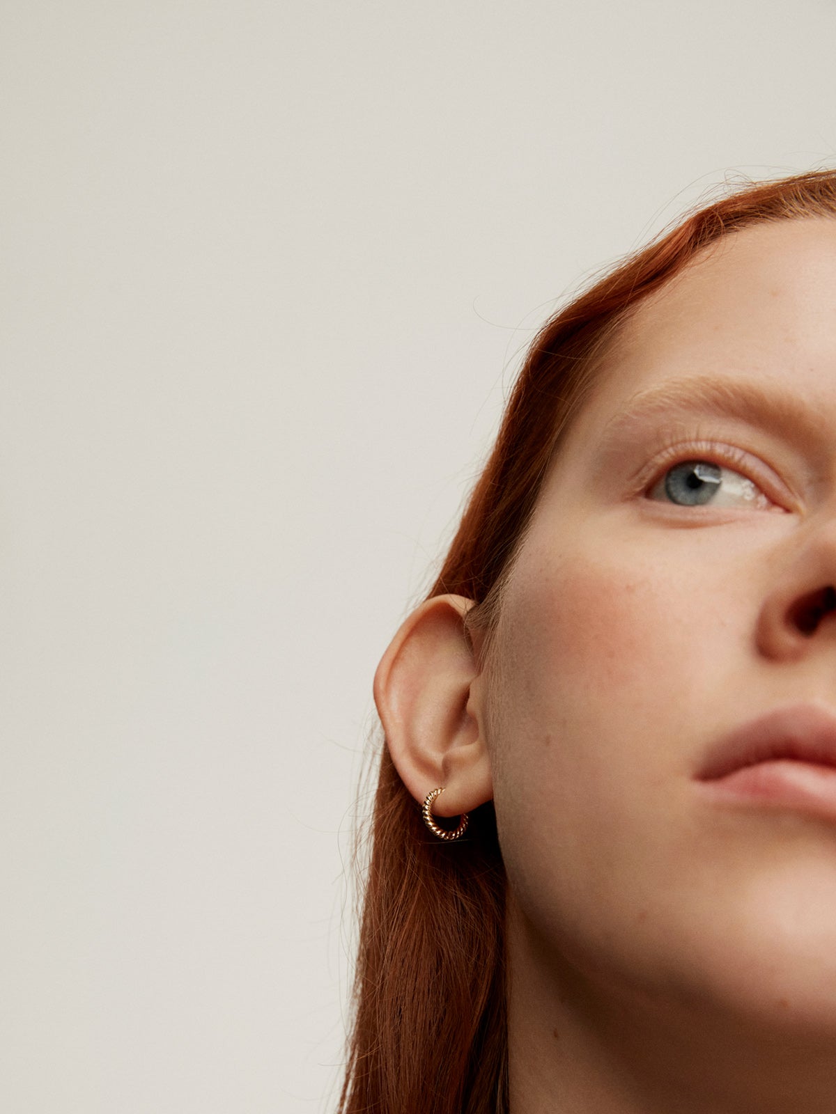 Pendiente individual de aro de oro blanco de 9K con textura gallonada