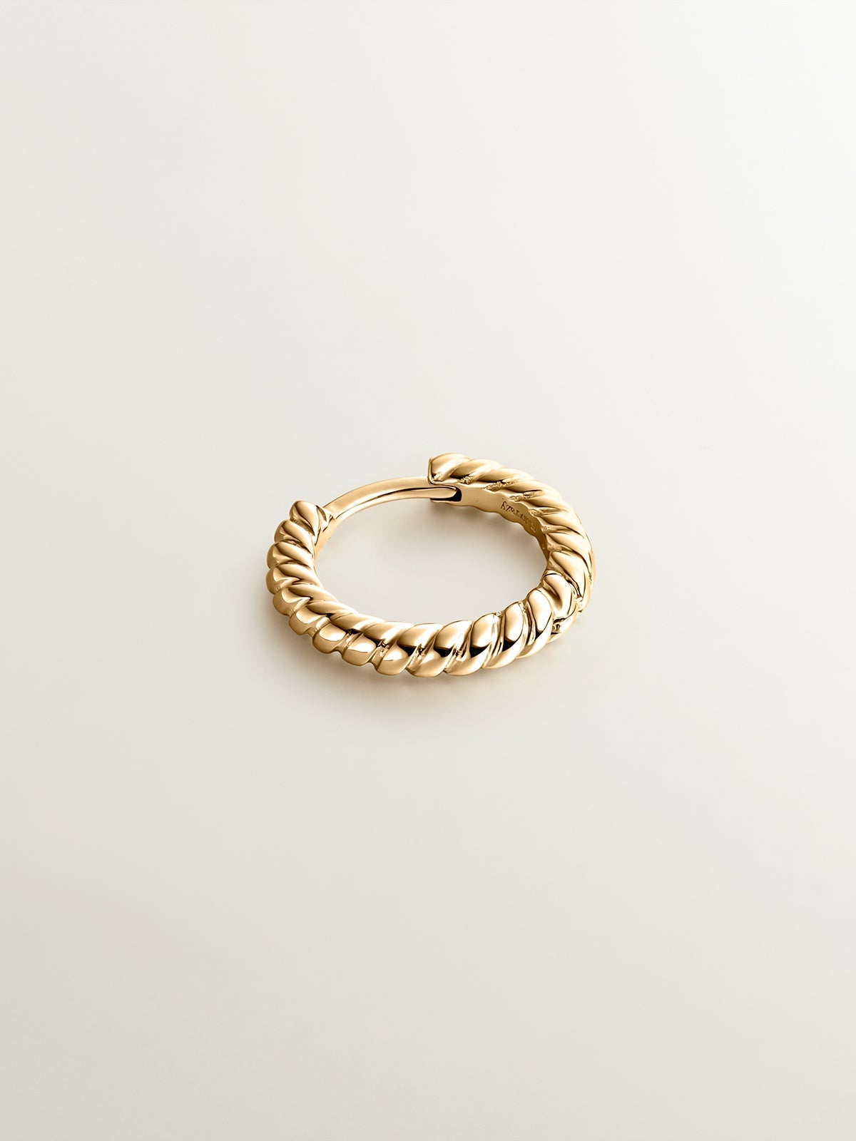 Pendiente individual de aro de oro blanco de 9K con textura gallonada