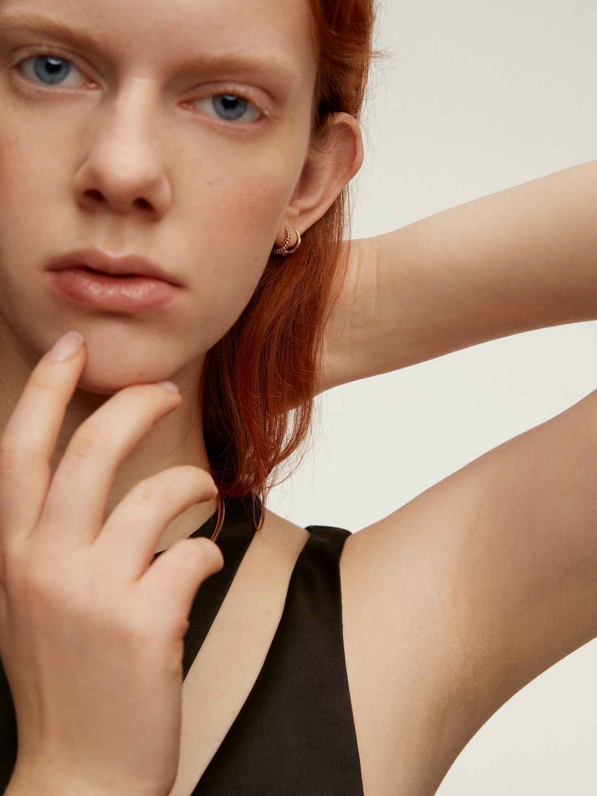 Pendiente individual de aro de oro blanco de 9K con textura gallonada