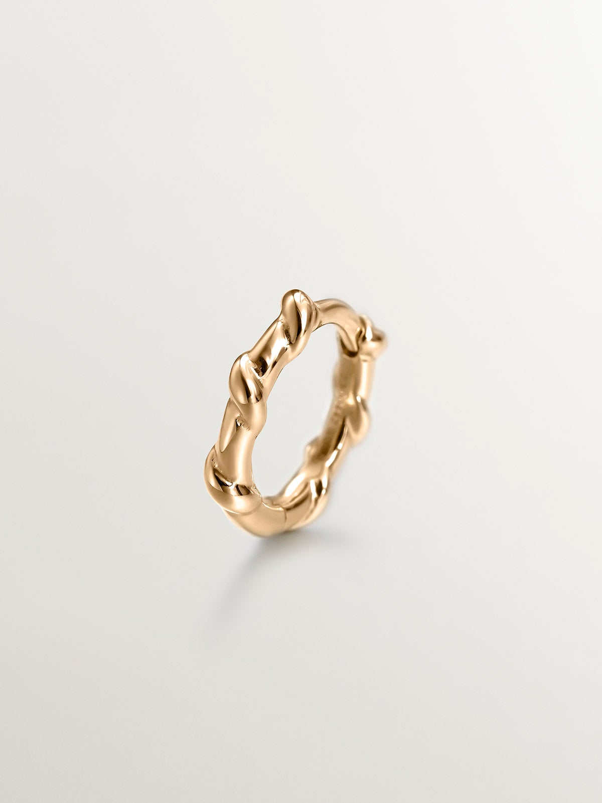 Pendiente individual de oro amarillo de 9K con relieve