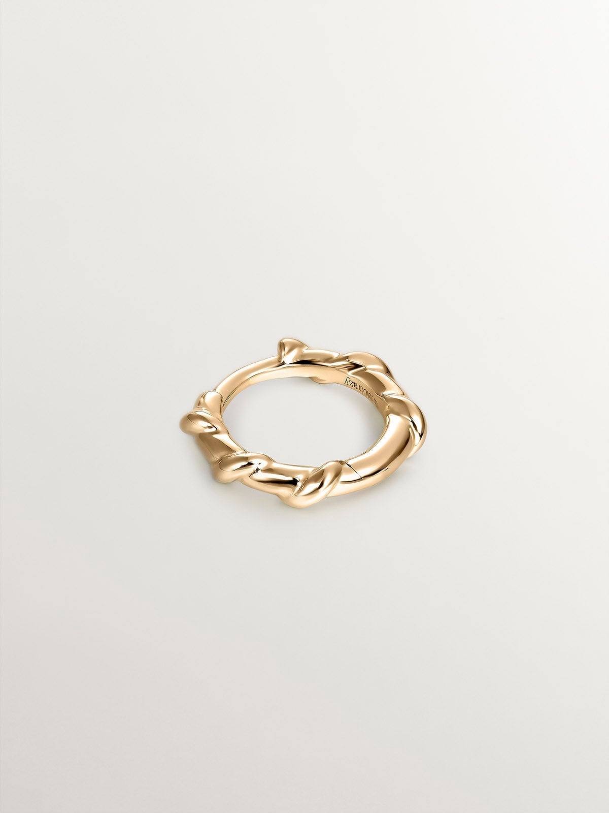 Pendiente individual de oro amarillo de 9K con relieve