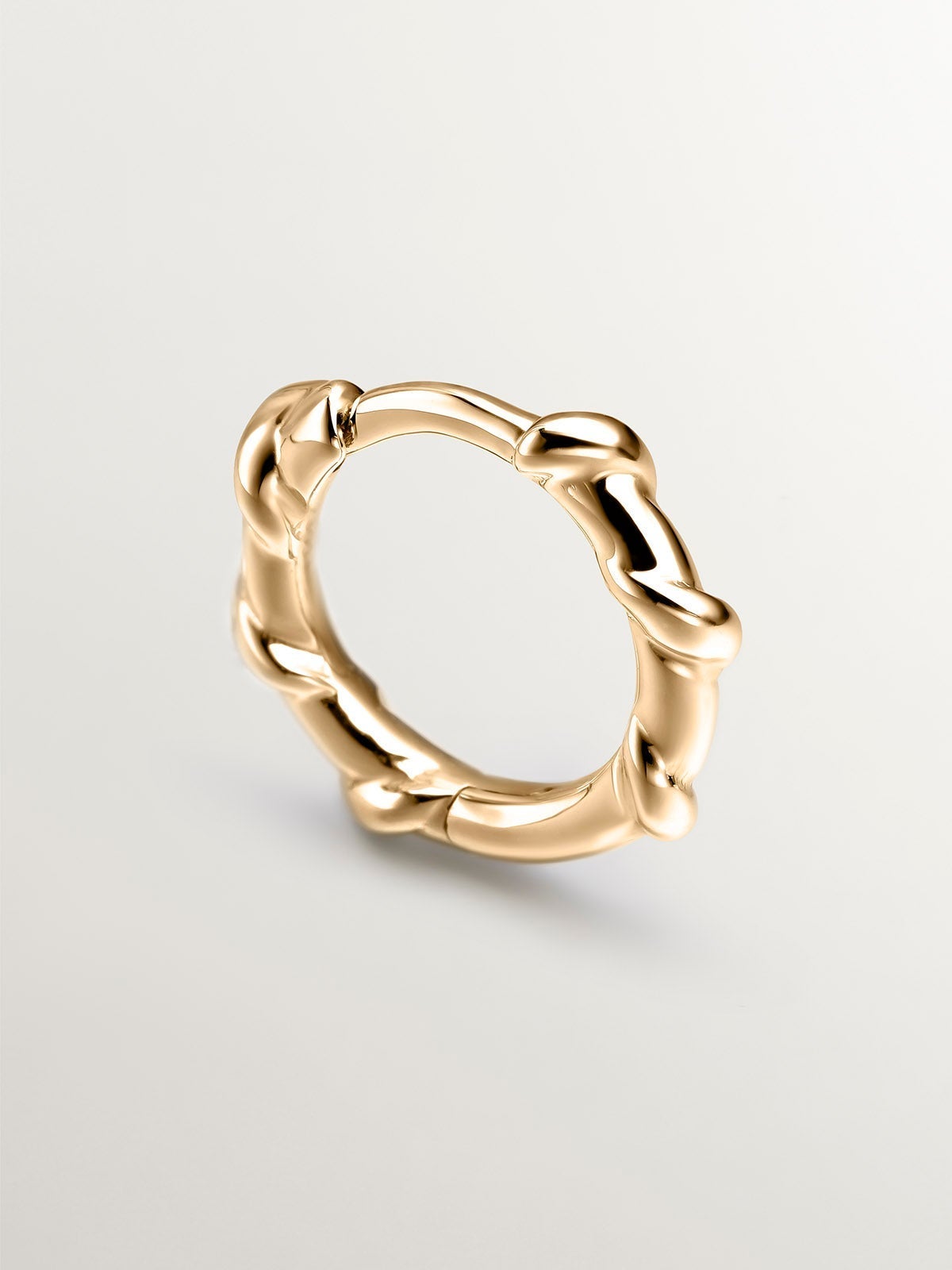 Pendiente individual de oro amarillo de 9K con relieve